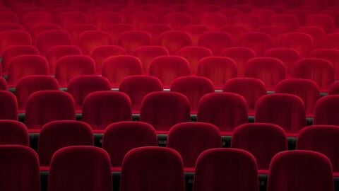 Imagen de archivo de los asientos de un sal&oacute;n de cine/ Unsplash