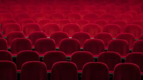 Imagen de archivo de los asientos de un salón de cine Imagen de archivo de los asientos de un salón de cine/ Unsplash