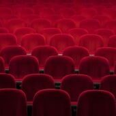 Imagen de archivo de los asientos de un salón de cine