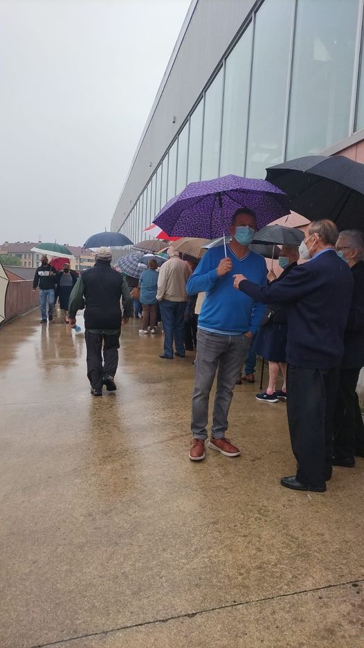 Caos en el primer día de vacunación de la gripe en Gijón Caos en el primer día de vacunación de la gripe en Gijón