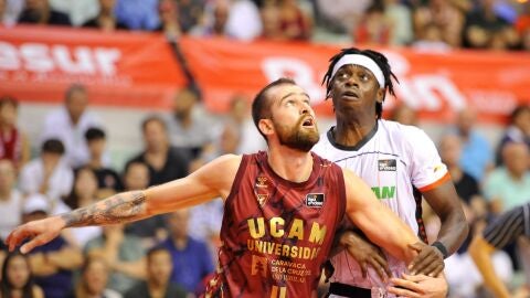 Radovic del UCAM pelea contra un jugador del Granada