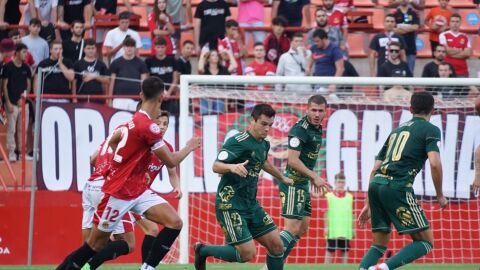 Ale Galindo con la pelota con el Real Murcia ante el Nastic de Tarragona