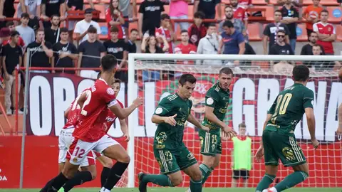 Ale Galindo con la pelota con el Real Murcia ante el Nastic de Tarragona Ale Galindo con la pelota con el Real Murcia ante el Nastic de Tarragona