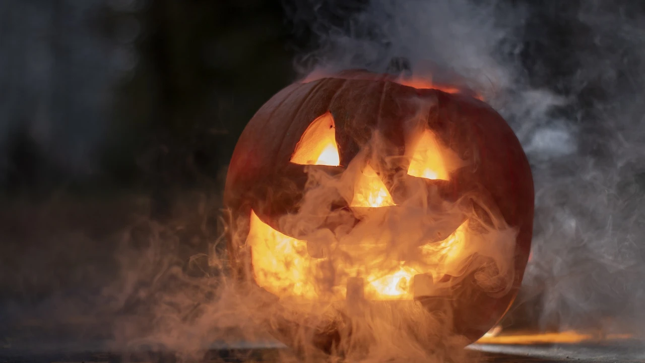 Imagen de archivo de una calabaza iluminada