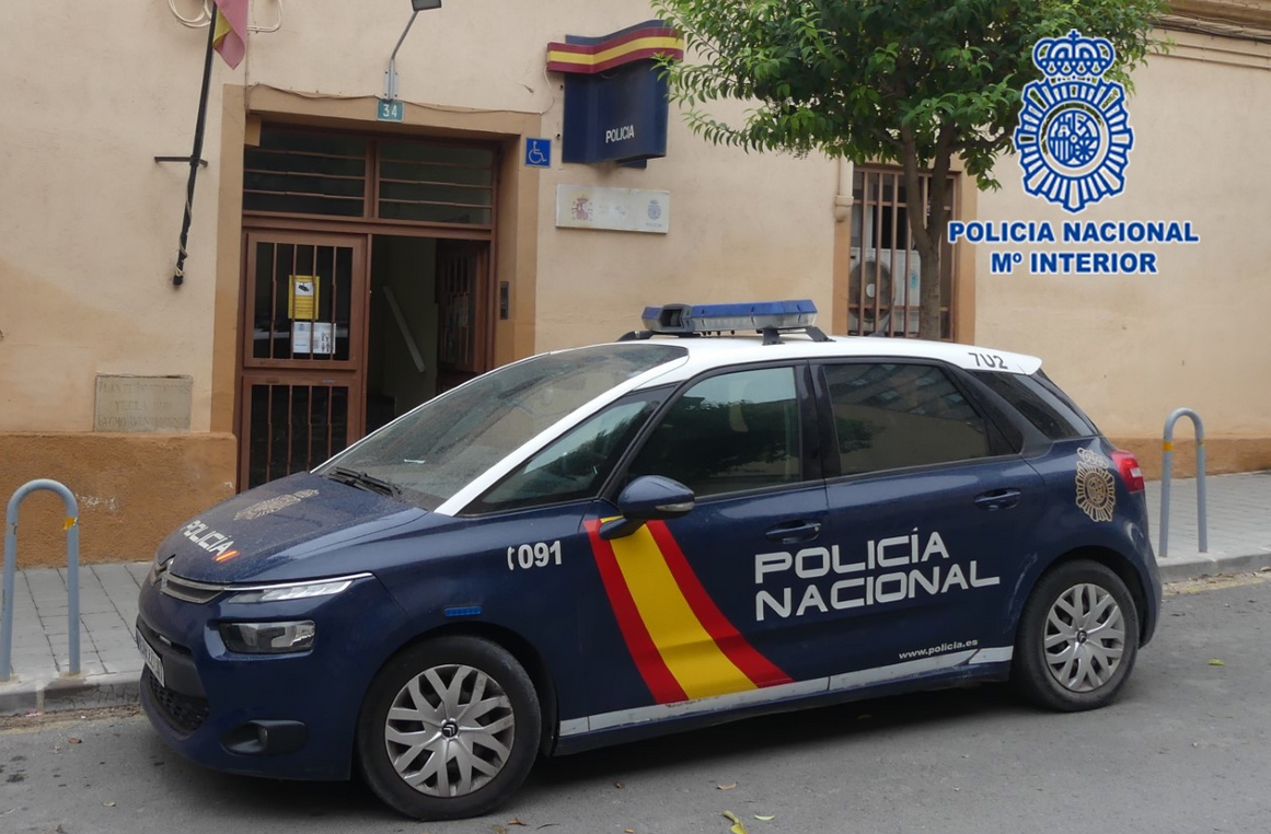 La Policía Nacional evita que un hombre se lance al vacío desde la azotea de un sexto piso La Policía Nacional evita que un hombre se lance al vacío desde la azotea de un sexto piso