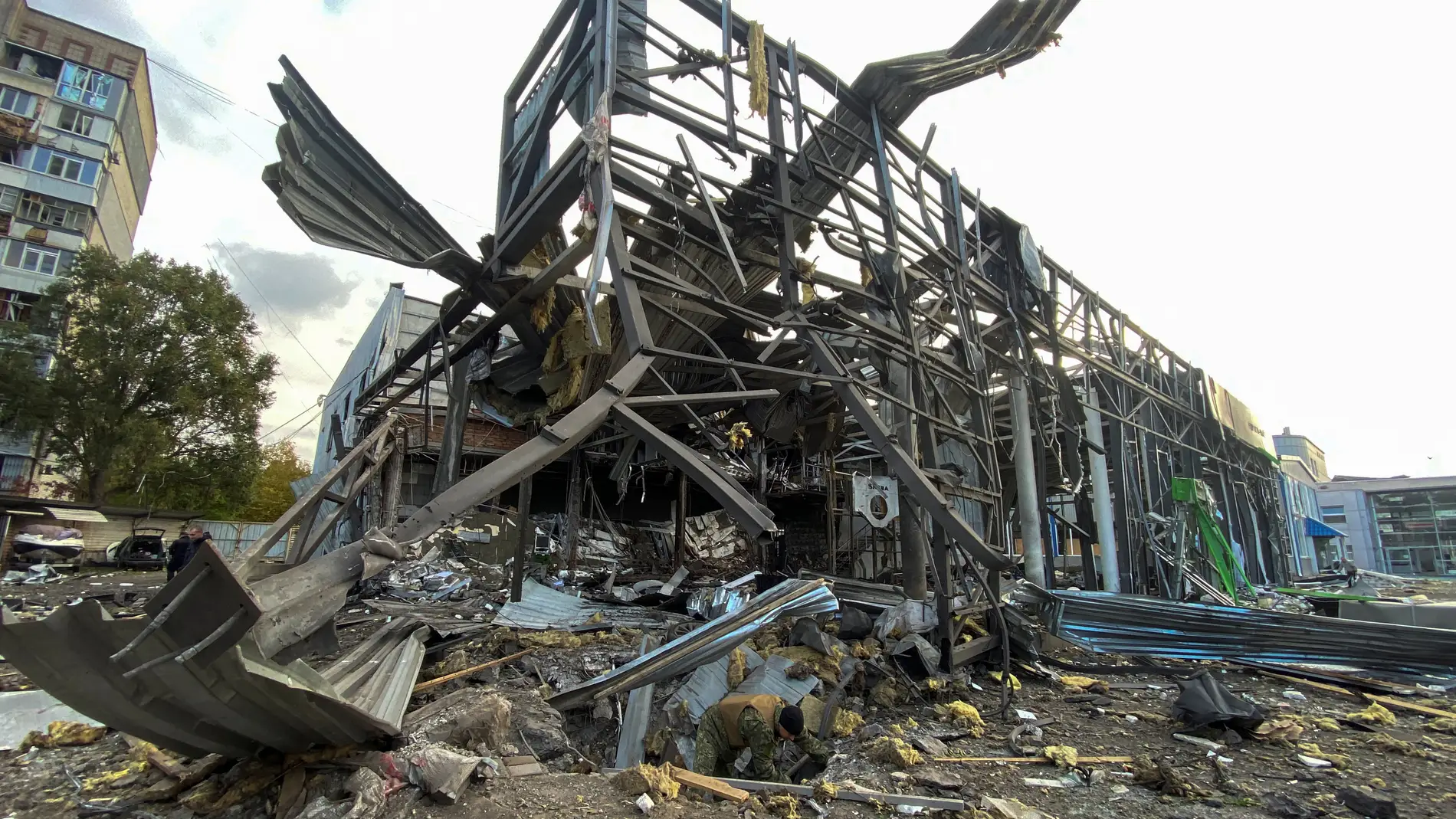 Edificio de oficinas de un minorista de automóviles destruido durante un ataque con misiles rusos en Zaporizhzhia