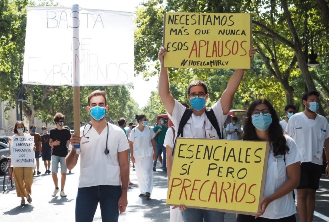 Médicos MIR denuncian jornadas de 72 horas y sin descanso: "No se respetan nuestros derechos" Médicos MIR denuncian jornadas de 72 horas y sin descanso: "No se respetan nuestros derechos"