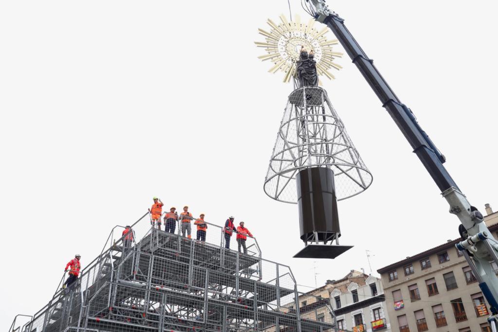 La Virgen ya está colocada en su estructura para recibir siete millones de flores La Virgen ya está colocada en su estructura para recibir siete millones de flores