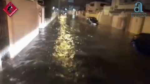 Las lluvias en Alicante provocan el arrastre de coches con conductores dentro, desprendimientos y achiques