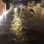 Las lluvias en Alicante provocan el arrastre de coches con conductores dentro, desprendimientos y achiques