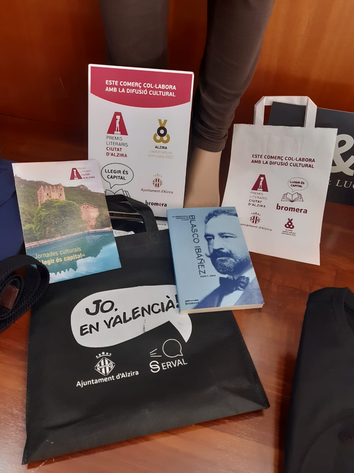 Más de 50 comercios y seis restaurantes promocionan los Premios Literarios en las semanas previas a la gala Más de 50 comercios y seis restaurantes promocionan los Premios Literarios en las semanas previas a la gala