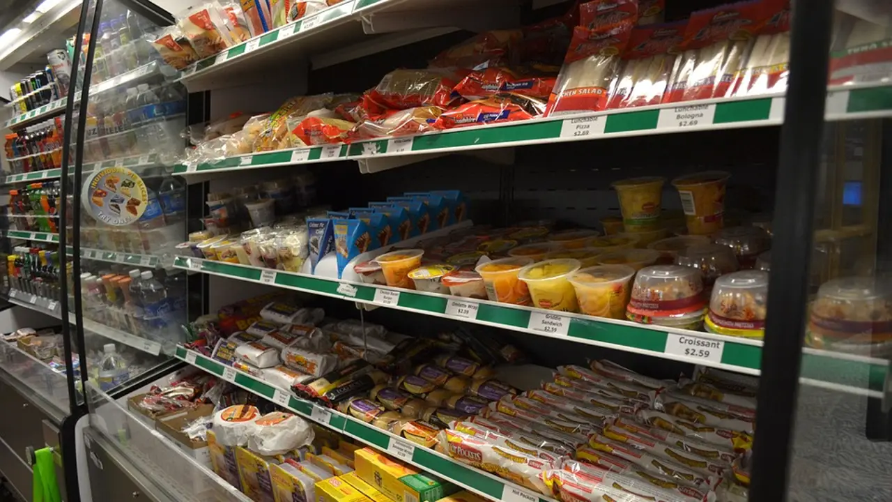 Alimentos en un frigorífico de un supermercado Alimentos en un frigorífico de un supermercado