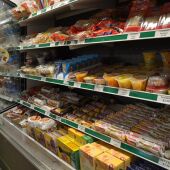 Alimentos en un frigorífico de un supermercado