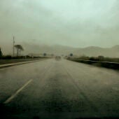 La carretera en dirección a Rótova (Valencia) bajo una intensa lluvia