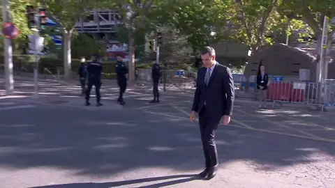 Pedro Sánchez hace esperar a los Reyes en el desfile del 12 de octubre y recibe insultos y pitos Pedro Sánchez hace esperar a los Reyes en el desfile del 12 de octubre y recibe insultos y pitos