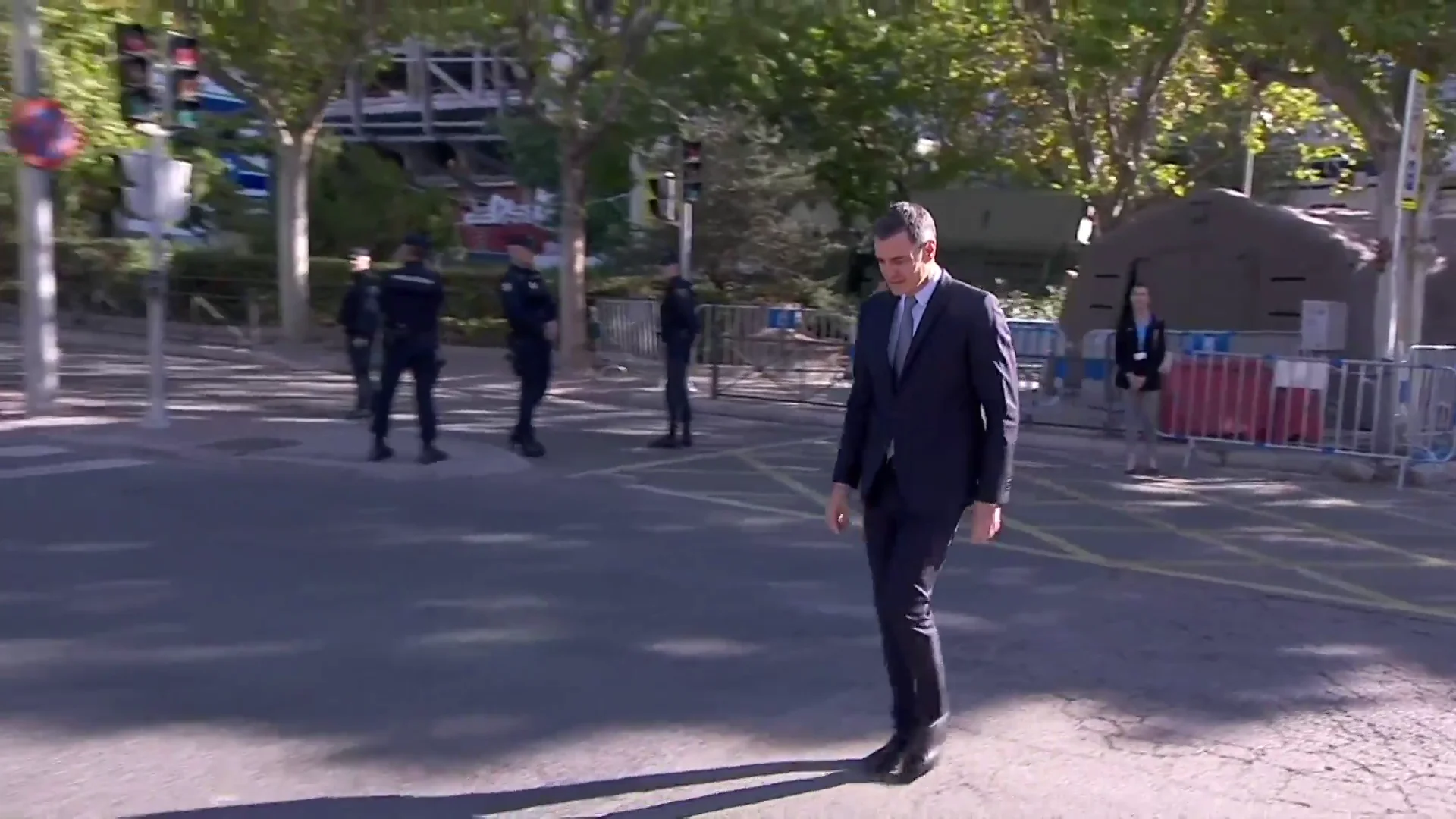 Pedro S&aacute;nchez hace esperar a los Reyes en el desfile del 12 de octubre y recibe insultos y pitos