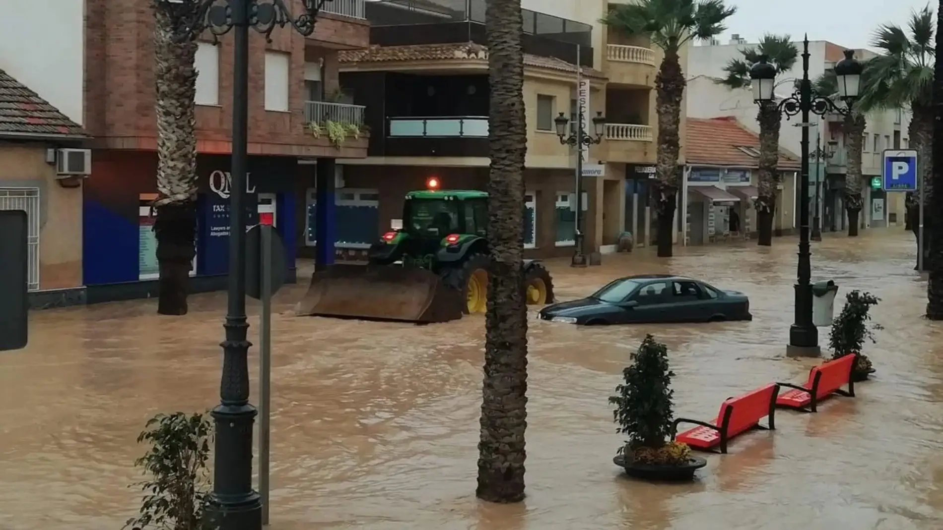 Coche hundido por una inundación en Los Alcázares (Murcia) 