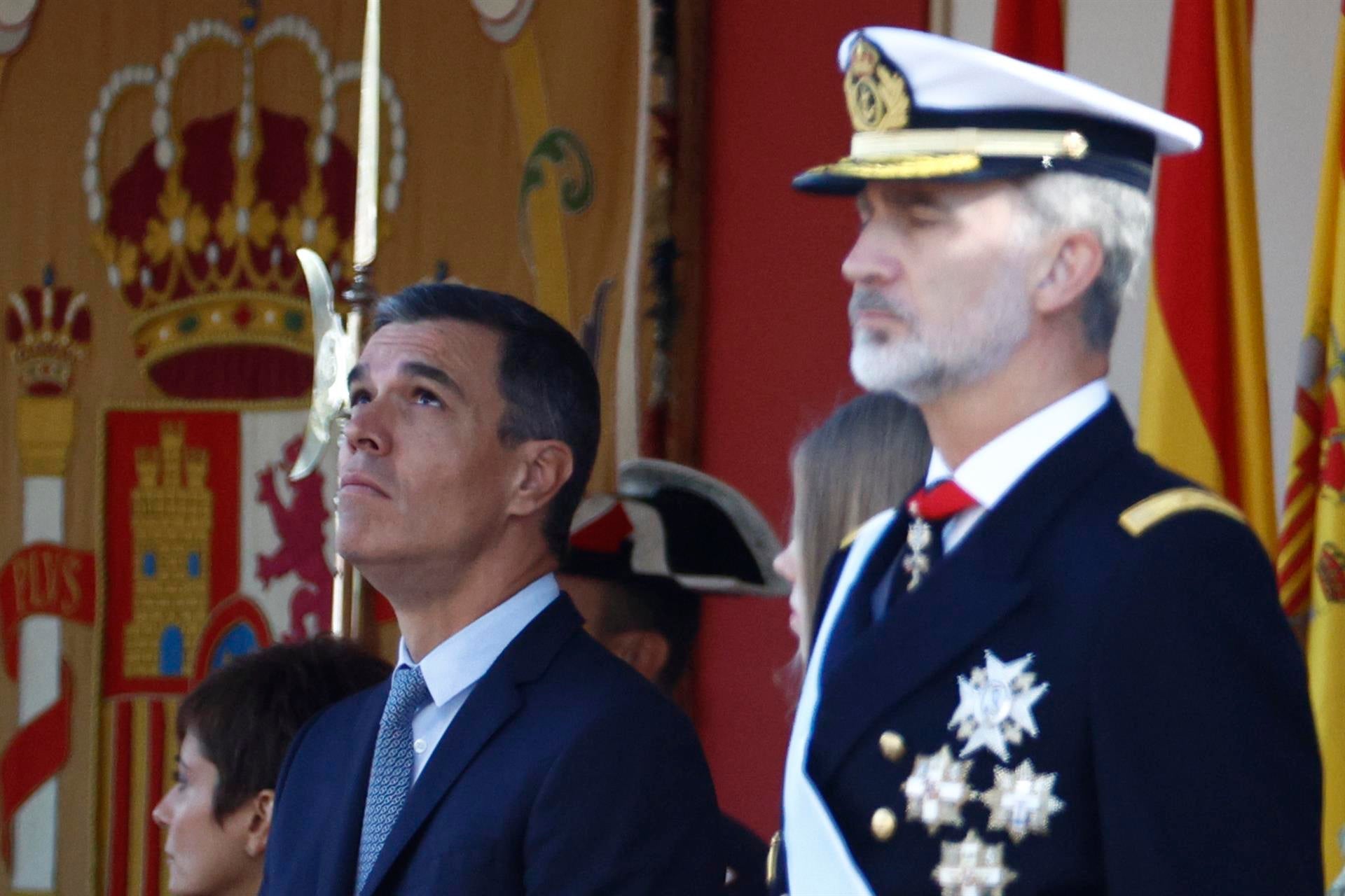 El retraso de Sánchez, abucheado por los ciudadanos, marca un desfile que recupera esplendor tras la pandemia El retraso de Sánchez, abucheado por los ciudadanos, marca un desfile que recupera esplendor tras la pandemia