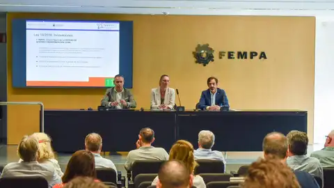 Empresarios de Alicante acuerdan crear la Entidad de Gestión del área industrial de Aguamarga para mejorar su proyección Empresarios y Mari Carmen de España en la FEMPA