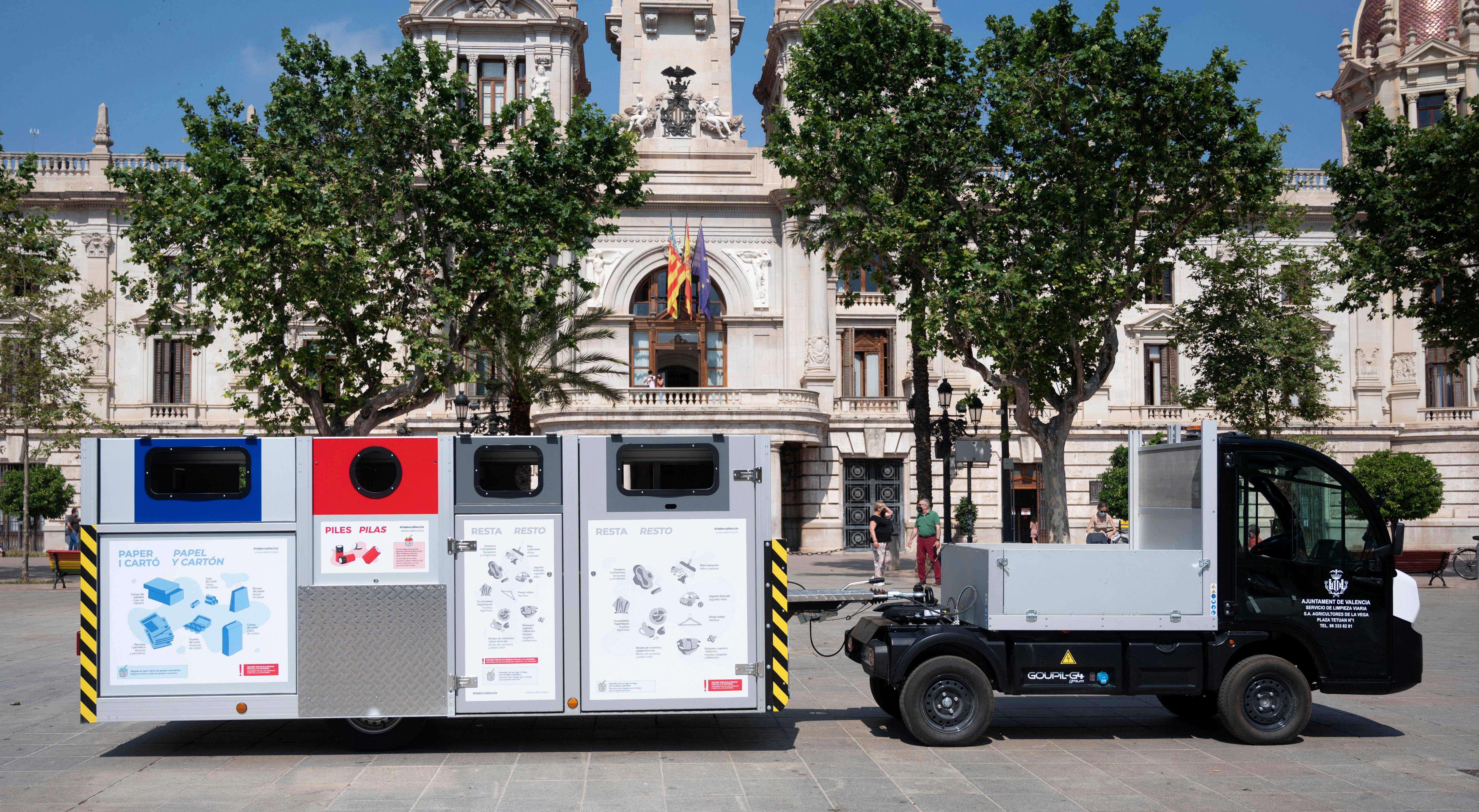 Las plataformas móviles para la recogida de basuras en Ciutat Vella disparan las cifras de reciclaje Las plataformas móviles para la recogida de basuras en Ciutat Vella disparan las cifras de reciclaje
