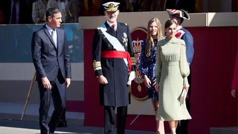 El presidente del Gobierno con los reyes de España y la infanta Sofía HUMOR | Sánchez explica por qué llegó tarde al desfile: "¡Joder, que me estaba meando!