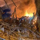 Bomberos ucranianos trabajan en un lugar afectado por los bombardeos