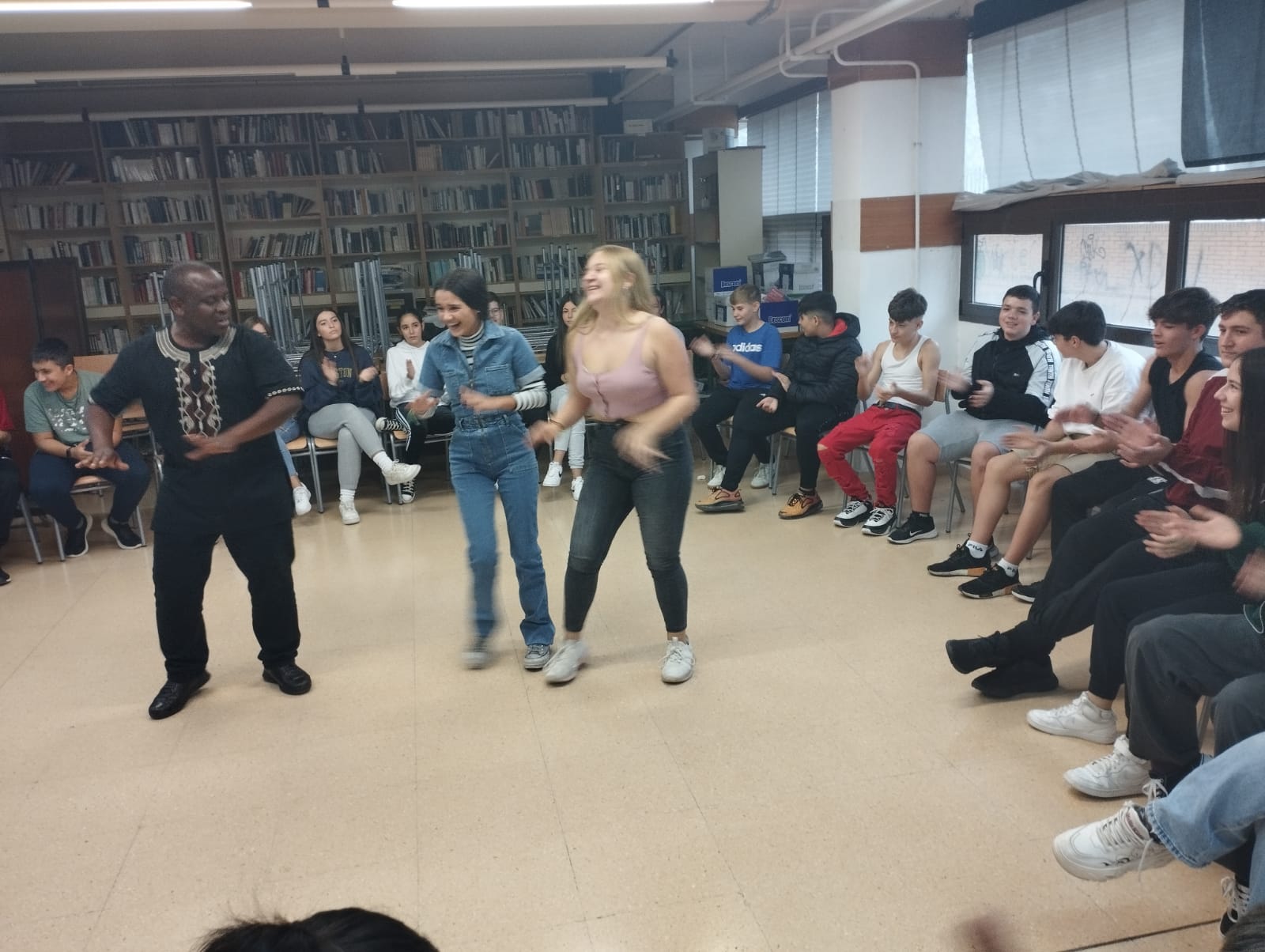 Escolares participa en un Taller de Música Africana de la ONG Música para salvar vidas Escolares participa en un Taller de Música Africana de la ONG Música para salvar vidas