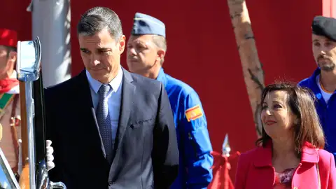 Pedro Sánchez y Margarita Robles Tertulia: ¿Llegó Sánchez tarde aposta al desfile para evitar los abucheos?