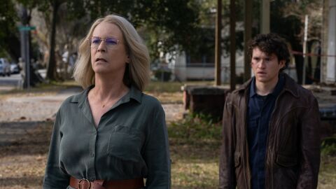 La actriz Jamie Lee Curtis, en primer t&eacute;rmino, en un fotograma promocional de la pel&iacute;cula 'Halloween: El final'