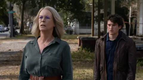 La actriz Jamie Lee Curtis, en primer término, en un fotograma promocional de la película 'Halloween: El final' La actriz Jamie Lee Curtis, en primer término, en un fotograma promocional de la película 'Halloween: El final'