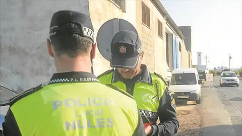 Sorprendido in fraganti mientras forzaba la puerta de las oficinas de una empresa de Nules Sorprendido in fraganti mientras forzaba la puerta de las oficinas de una empresa de Nules