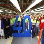 Las autoridades y los trabajadores de Stellantis en la celebración del 40 aniversario