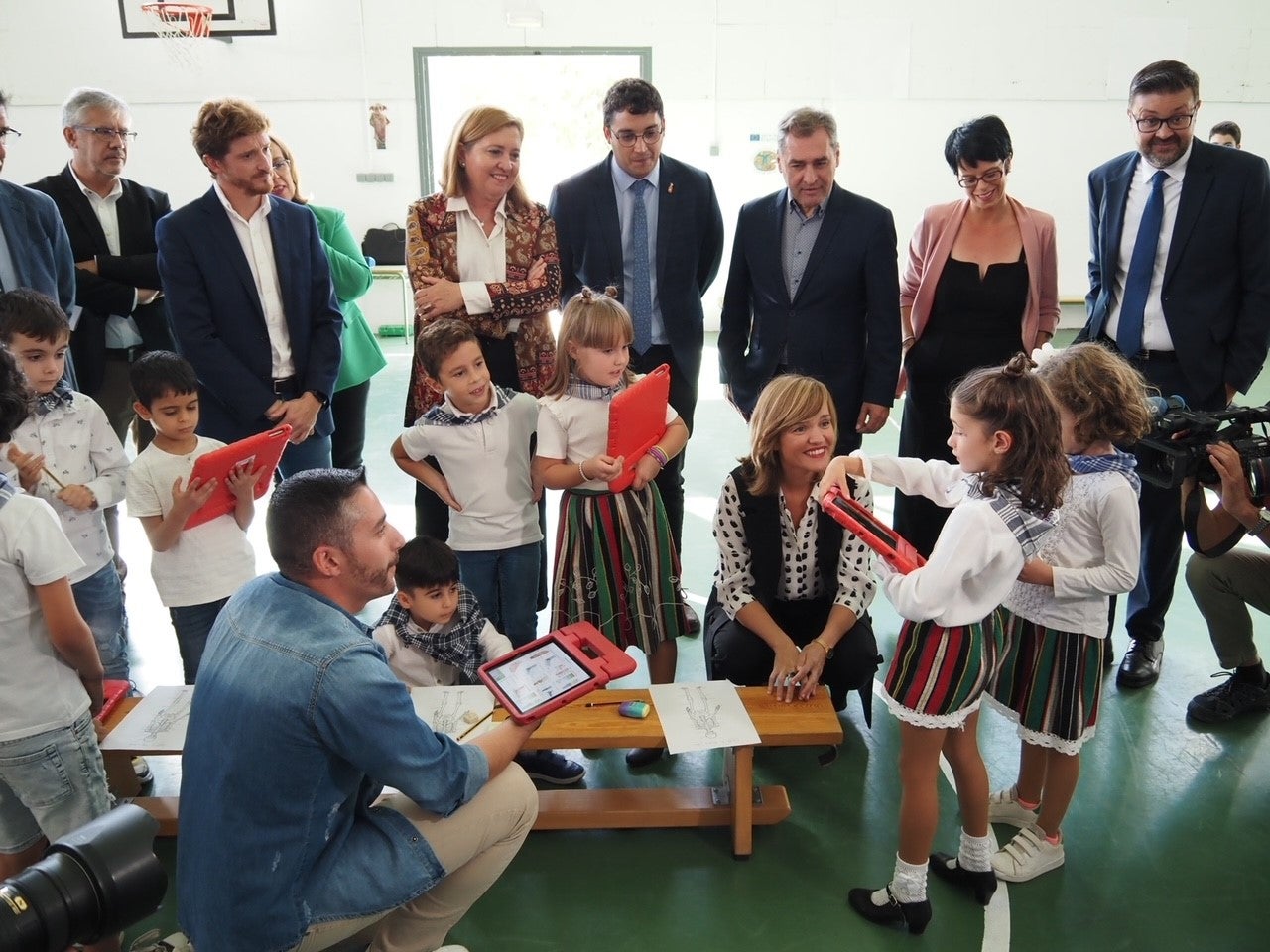 El Colegio 'El Santo' de La Solana recibe a la ministra de Educación El Colegio 'El Santo' de La Solana recibe a la ministra de Educación