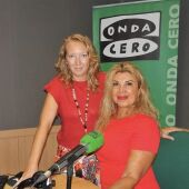 La española de origen iraní, Sedi Behvarrad, en los estudios de Onda Cero Mallorca para ser entrevistada por Elka Dimitrova.