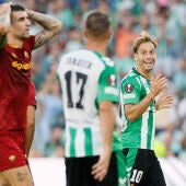 Sergio Canales reacciona durante el Betis-Roma en el estadio Benito Villamarín de Sevilla.