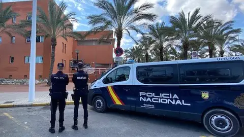 Agentes de la Policía Nacional junto a la Comisaría de Elche. Agentes de la Policía Nacional junto a la Comisaría de Elche.