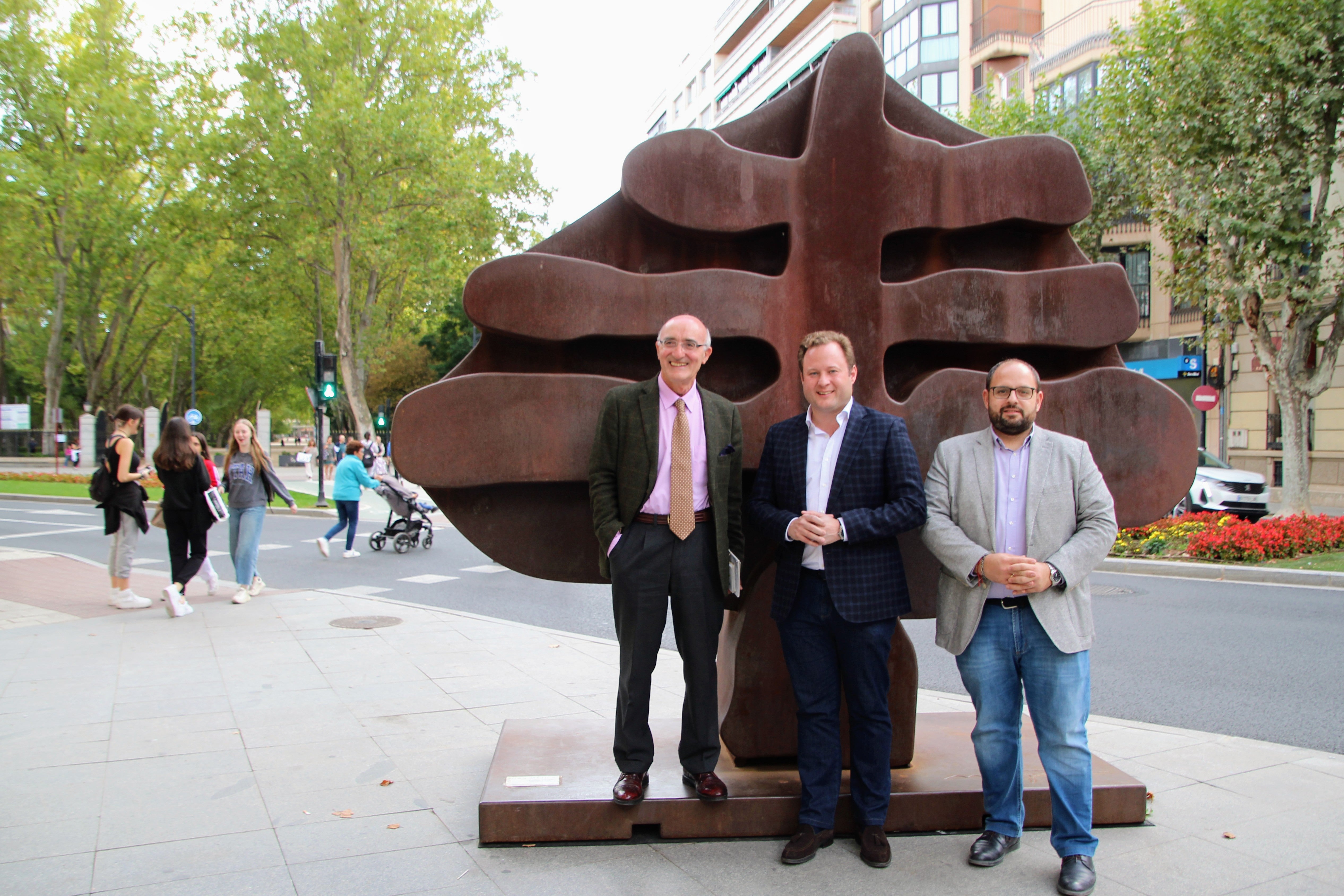 La Avenida de España se inunda de "Esculturas Monumentales" La Avenida de España se inunda de "Esculturas Monumentales"