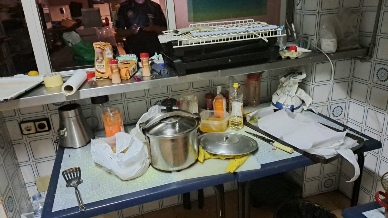 La Policía Local de Elche precinta un local en el que se cocinaba entre suciedad y sin agua potable La Policía Local de Elche precinta un local en el que se cocinaba entre suciedad y sin agua potable