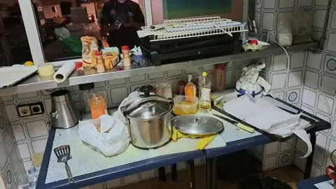 Estado de parte de la cocina del local precintado por la Policía Local de Elche. Estado de parte de la cocina del local precintado por la Policía Local de Elche.