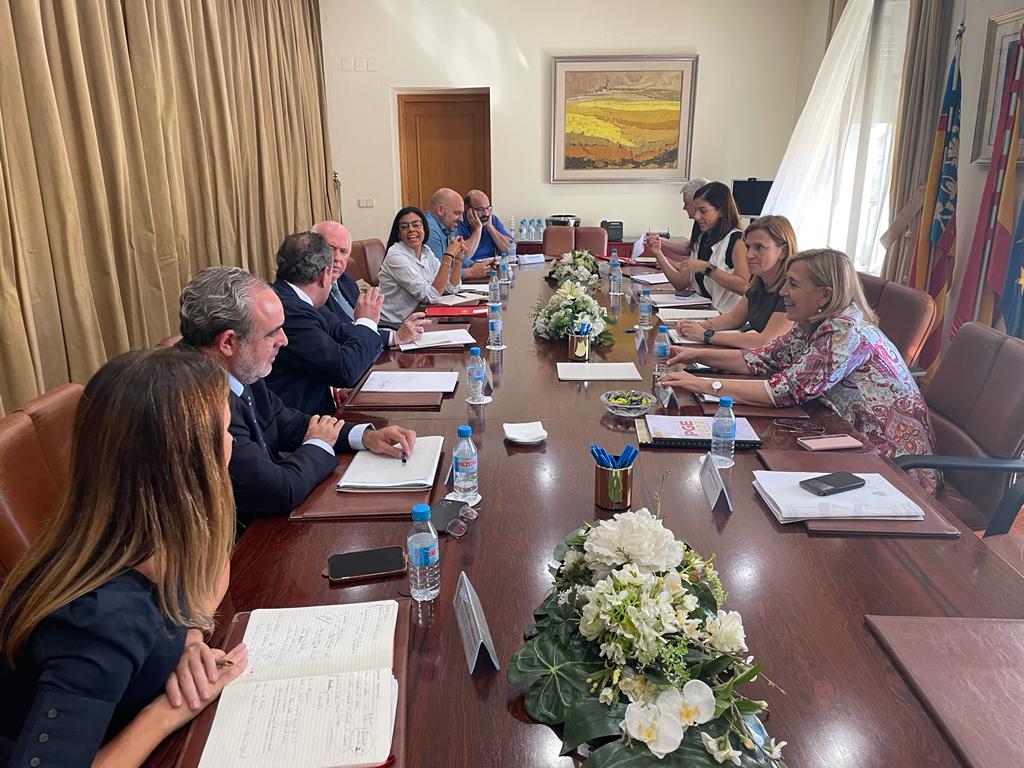 Los empresarios mantienen su protesta contra la discriminación de la provincia Alicante en las inversiones del Gobierno Los empresarios mantienen su protesta contra la discriminación de la provincia Alicante en las inversiones del Gobierno