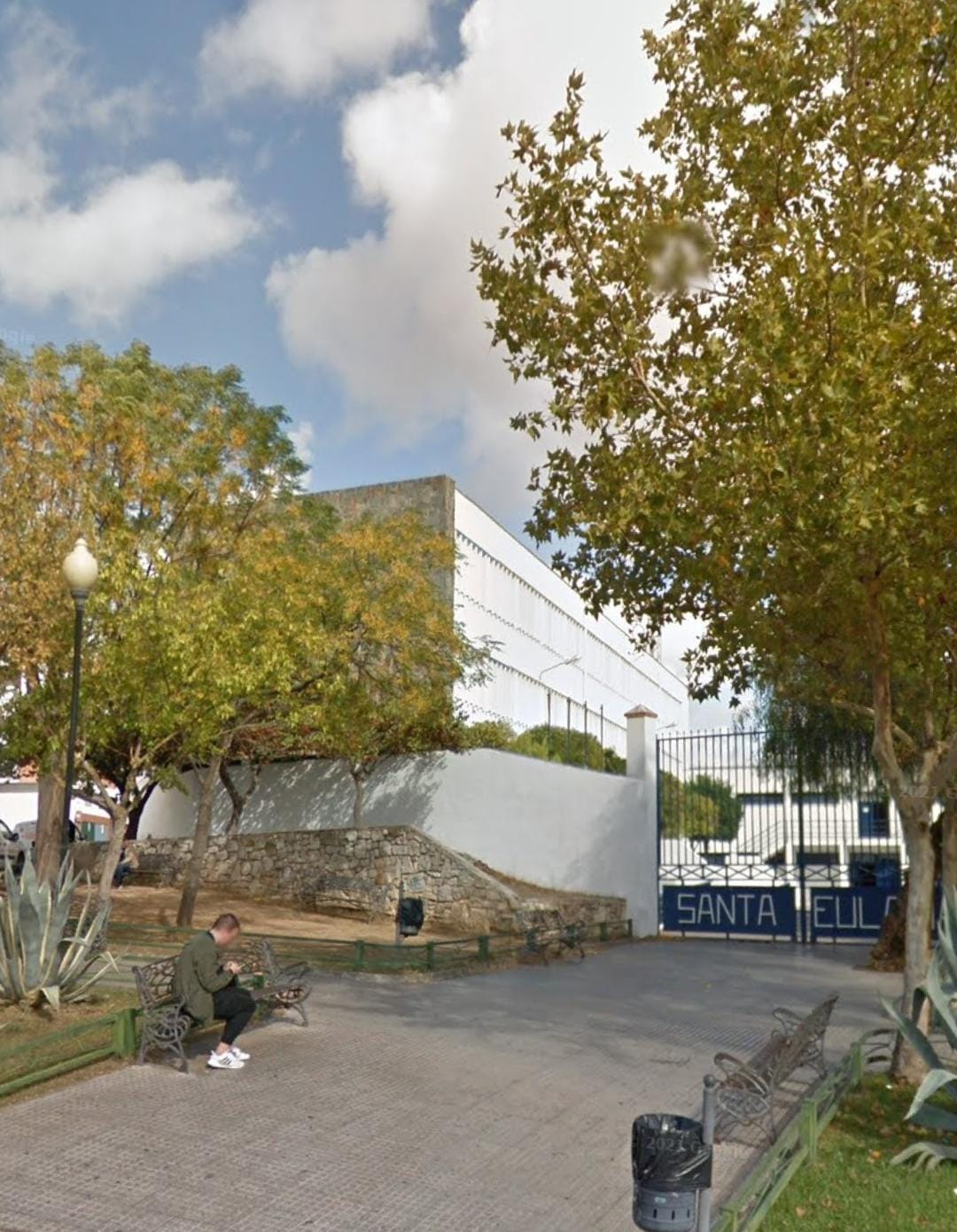Detenido un joven por traficar con droga en las inmediaciones del IES Santa Eulalia (Mérida) Detenido un joven por traficar con droga en las inmediaciones del IES Santa Eulalia (Mérida)