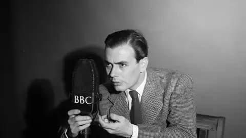 El actor de radio Gordon Davies en los micrófonos de la BBC La Cultureta 9x07: Radioaficionados y reyes o los orígenes centenarios de la BBC