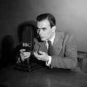 El actor de radio Gordon Davies en los micrófonos de la BBC