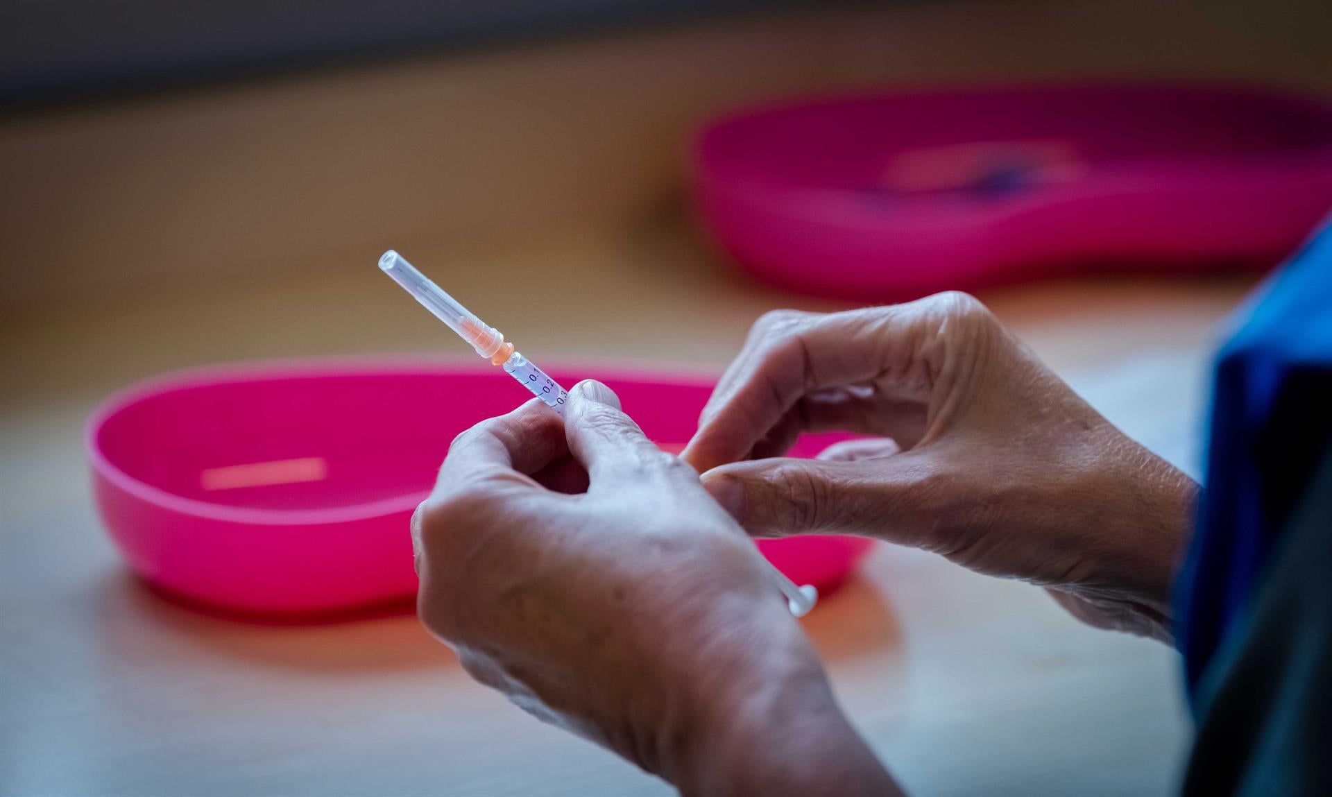 Estas son las diferencias entre los efectos secundarios entre la vacuna del Covid y la gripe Estas son las diferencias entre los efectos secundarios entre la vacuna del Covid y la gripe