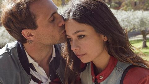 Los actores Oriol Pla y Anna Castillo, en una imagen promocional de la pel&iacute;cula 'Girasoles silvestres'