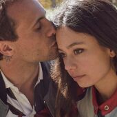 Los actores Oriol Pla y Anna Castillo, en una imagen promocional de la película 'Girasoles silvestres'