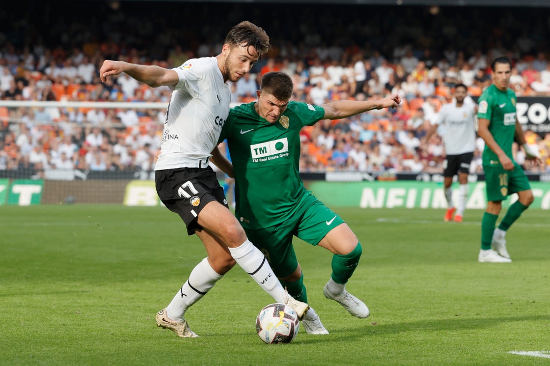 El Elche reaccionó tras el impulso inicial del Valencia El Elche reaccionó tras el impulso inicial del Valencia