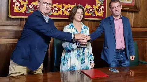 El presidente del Pamesa Voleibol, Carlos Ranera, la alcaldesa de Teruel, Emma Buj, y el concejal de deportes, Carlos Aranda. CONVENIO VOLEY