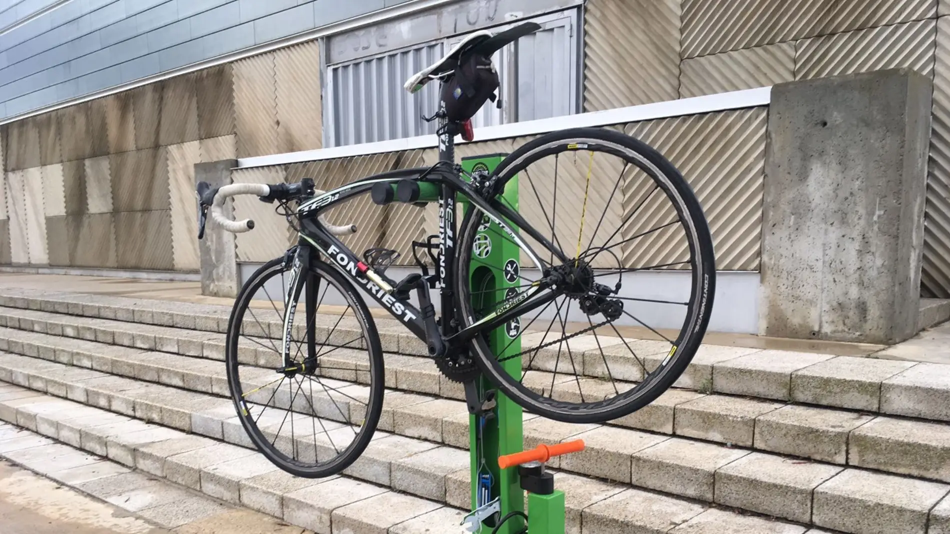 El Ayuntamiento instala cuatro repara bicis