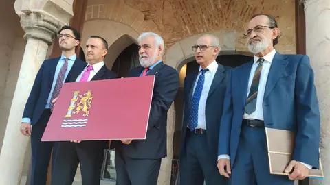 La Comisión de la Bandera de Badajoz presenta una bandera de color carmesí y 3 símbolos Badajoz